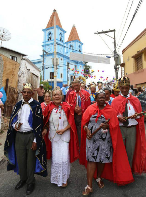 Reis e Rainha da Guardas de Congado  -  Descida da Rua Suzana bairro Rosrio Nova Lima - MG  -  Igreja Nossa Senhora do Rosrio Mame Oxum